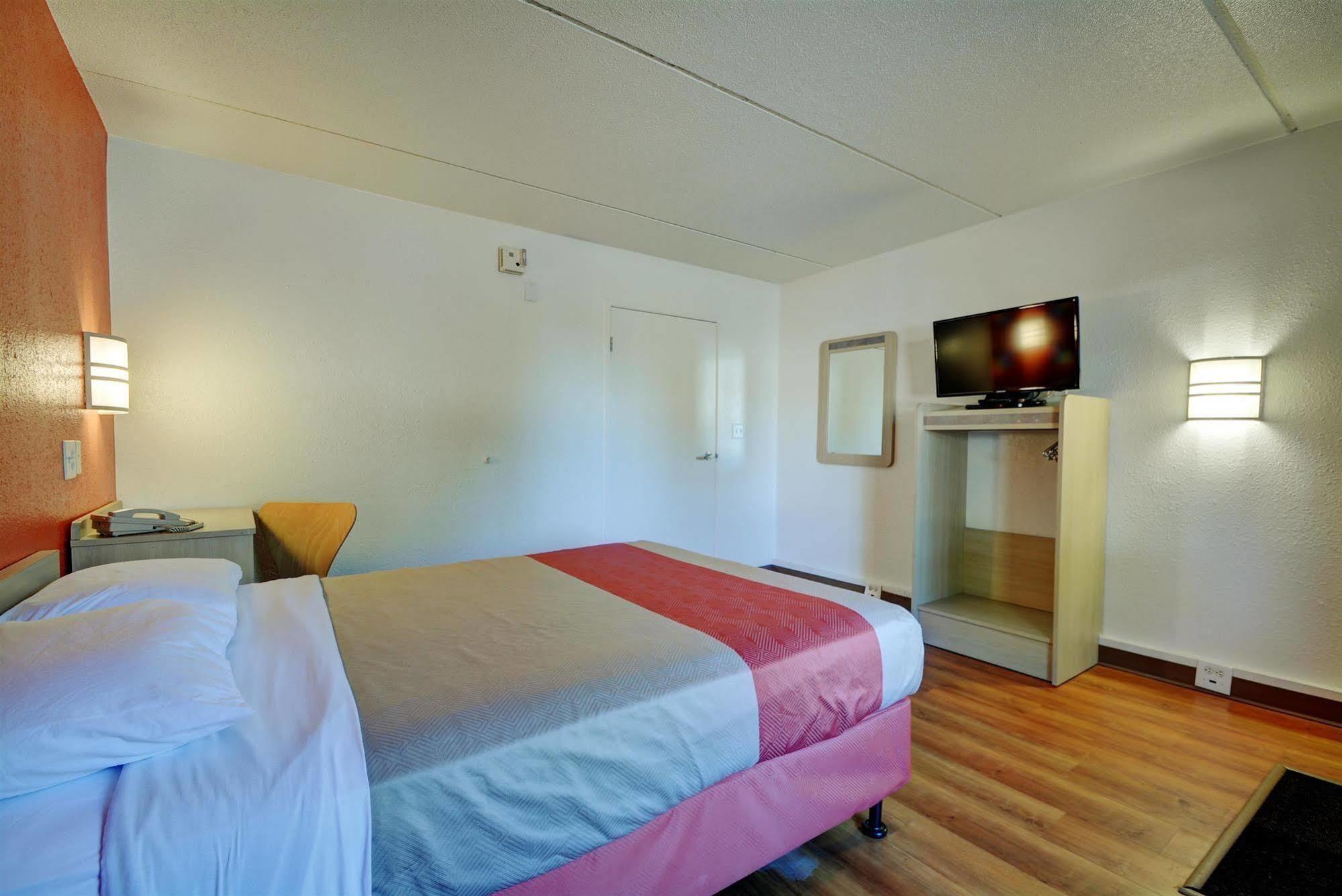 Motel 6-Chicopee, Ma - Springfield Exterior photo